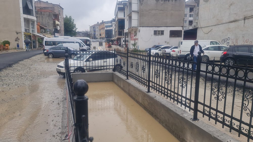 Sağanak nedeniyle dereler taştı, caddeler ise sular altında