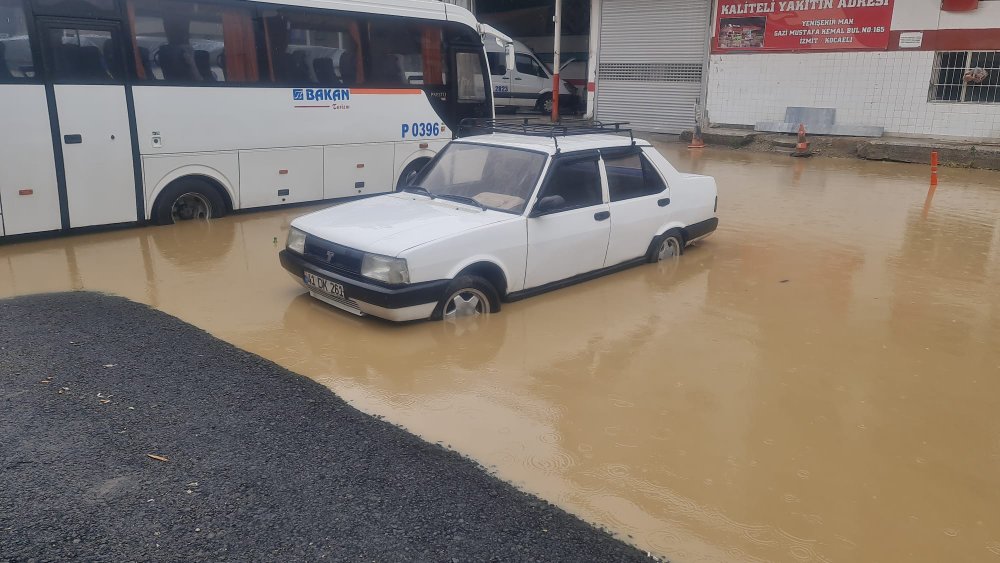 Sağanak nedeniyle dereler taştı, caddeler ise sular altında