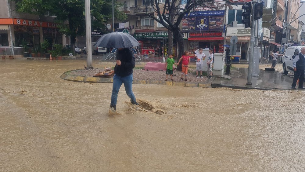 Sağanak nedeniyle dereler taştı, caddeler ise sular altında