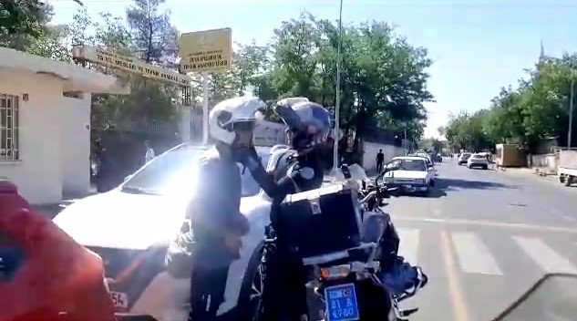 Sınava geç kalanların imdadına motosikletli polisler yetiştirdi