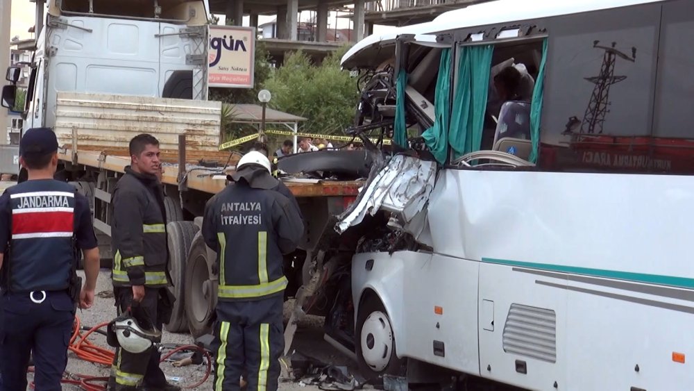 Turist taşıyan tur midibüsü kaza yaptı ölü ve yaralılar var