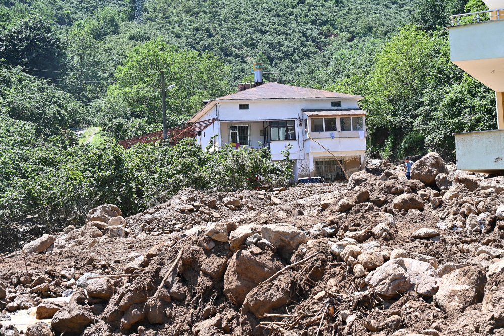 Heyelanda kaybolan 1 kişinin arama çalışmaları sürüyor