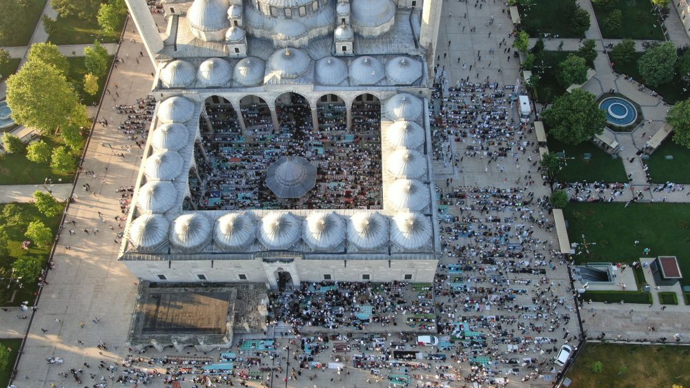 Bayram namazında Fatih Camii doldu, taştı