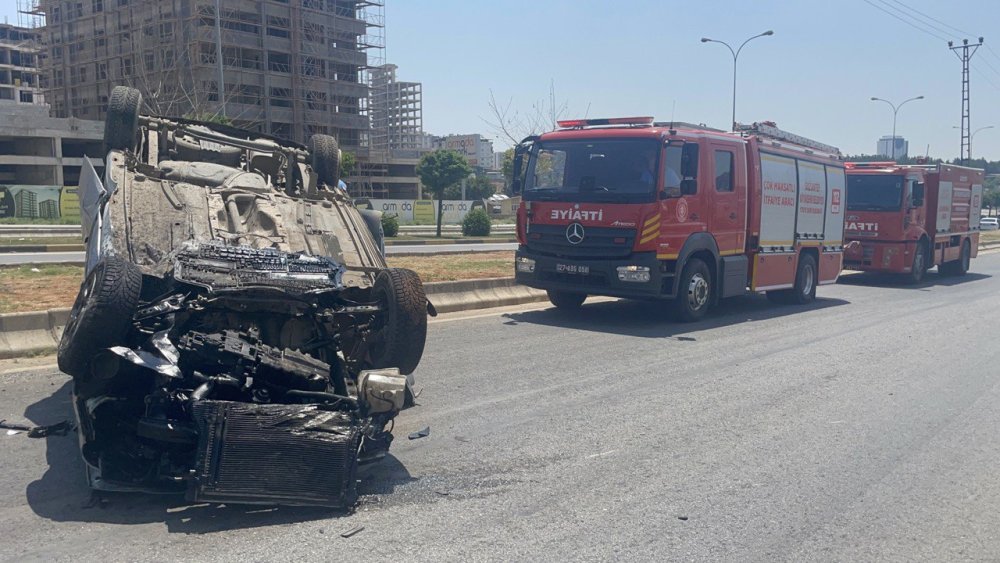 Refüje çarpan hafif ticari araç devrildi: 4 yaralı