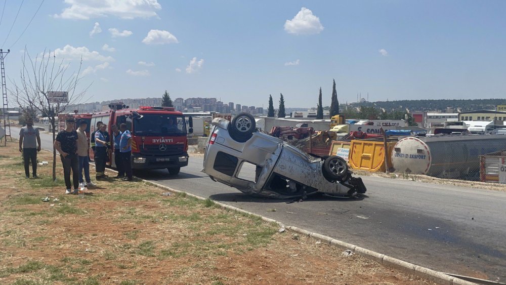 Refüje çarpan hafif ticari araç devrildi: 4 yaralı