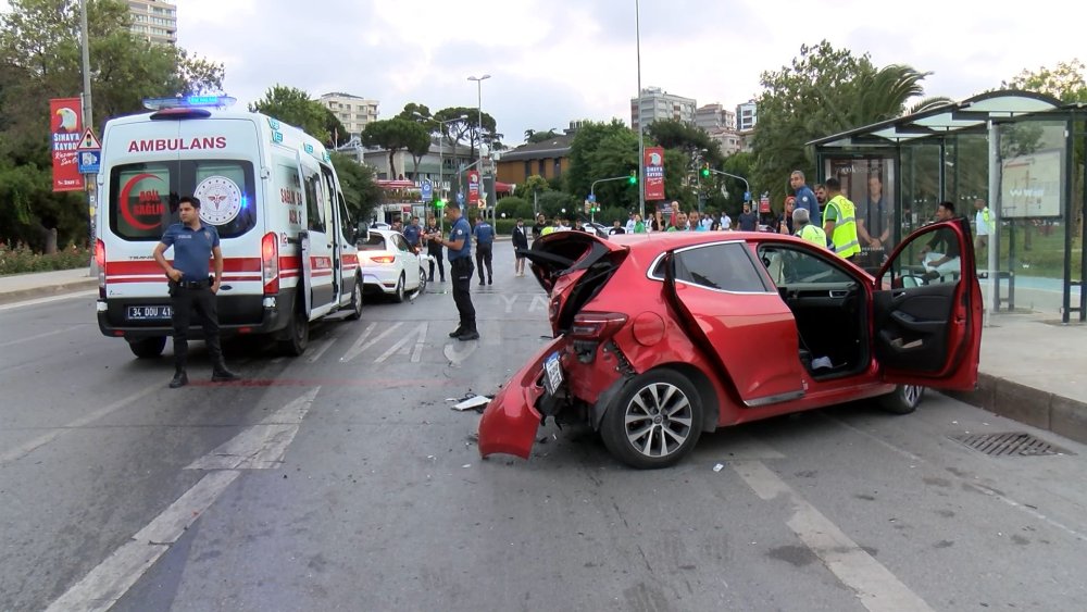 Spor yapmak için duran sürücüye araba çarptı: 2 yaralı