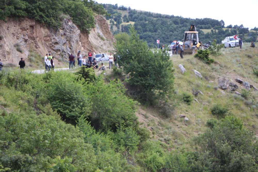 Uçurumun dibinde otomobil bulundu 3 kişi hayatını kaybetti