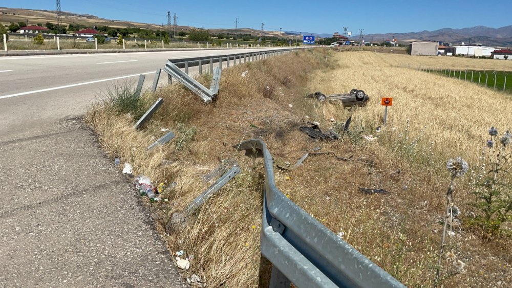 Elazığ- Bingöl yolunda otomobil şarampole devrildi