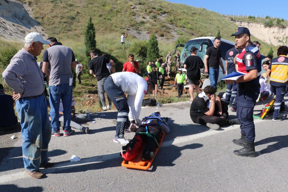 Eskişehir'de yolcu taşıyan otobüs şarampole düştü