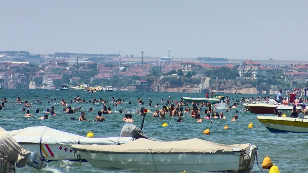 İstanbul'da kalan vatandaşlar soluğu Büyükçekmece'deki plajlarda aldı