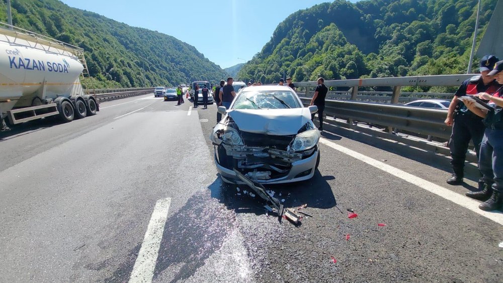 Otoyolda zincirleme kaza! 18 araç birbirine girdi: Çok sayıda yaralı