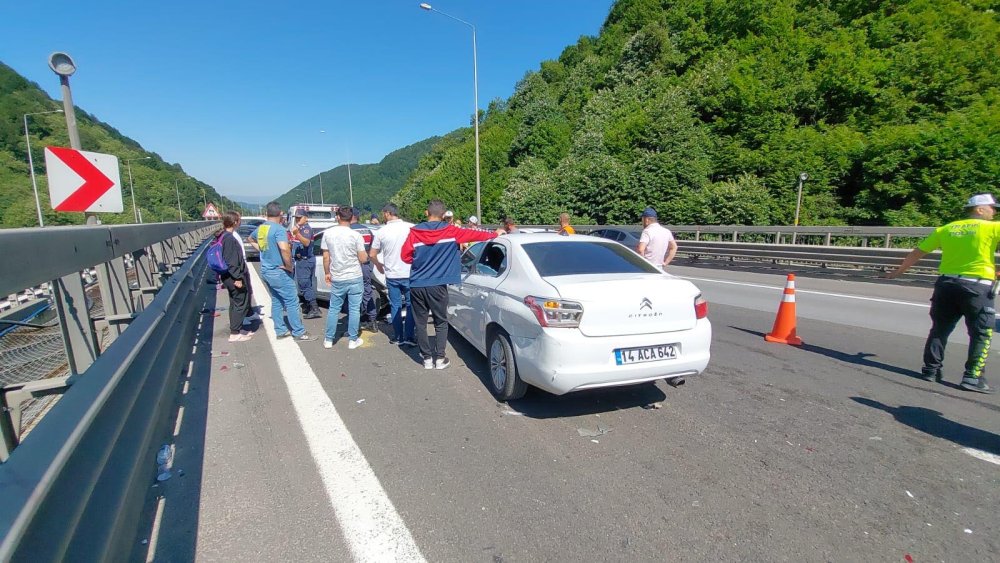 Otoyolda zincirleme kaza! 18 araç birbirine girdi: Çok sayıda yaralı