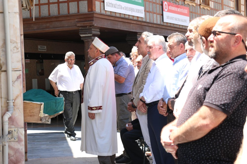 Taksiciyi öldürüp cesedini dereye atıp kaçtı