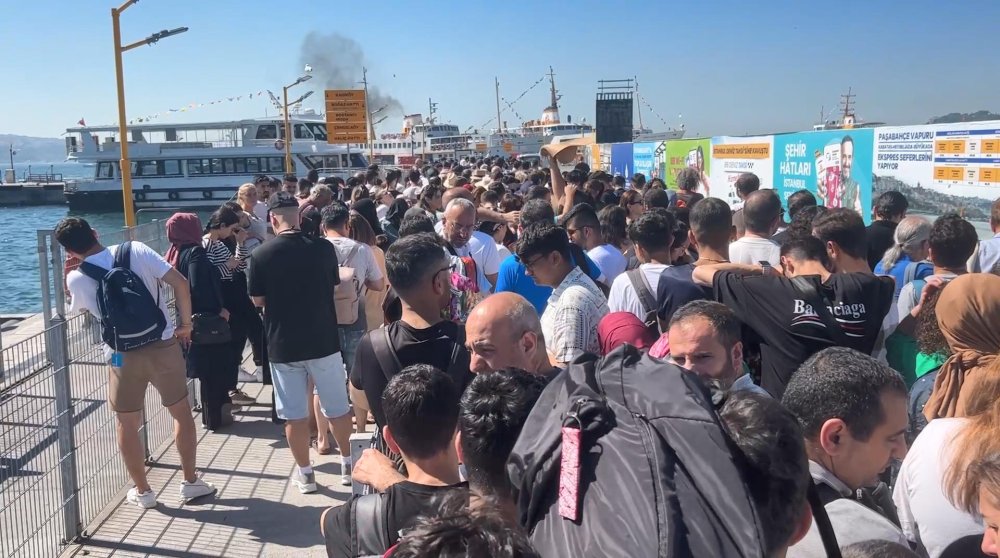 Adalar'da bayram yoğunluğu: Tatil bitiyor kalabalığa razıyız!