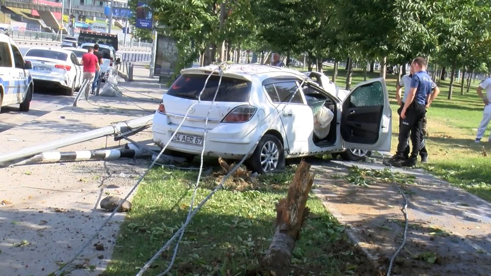 Bariyerleri aşan araç ağaca çarparak durabildi