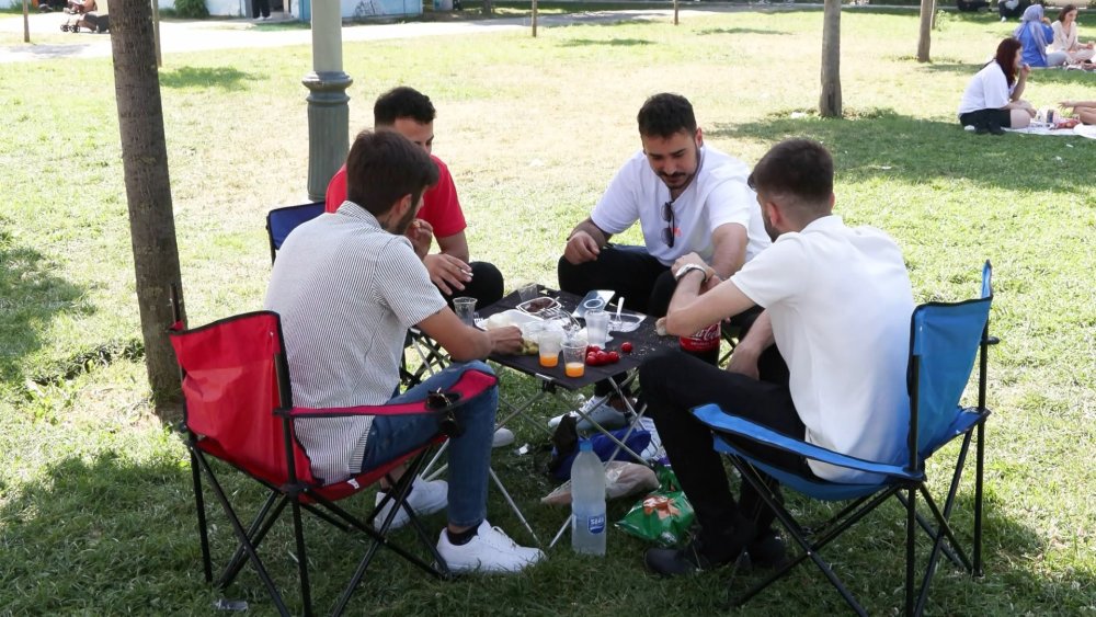 Sahillerde tatilin son günü piknik yoğunluğu