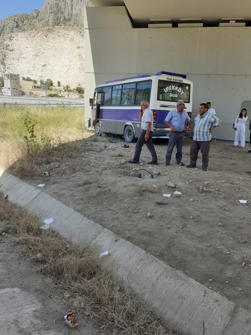 Yolcu minibüsü ile otomobil çarpıştı: 3'ü çocuk, 21 yaralı