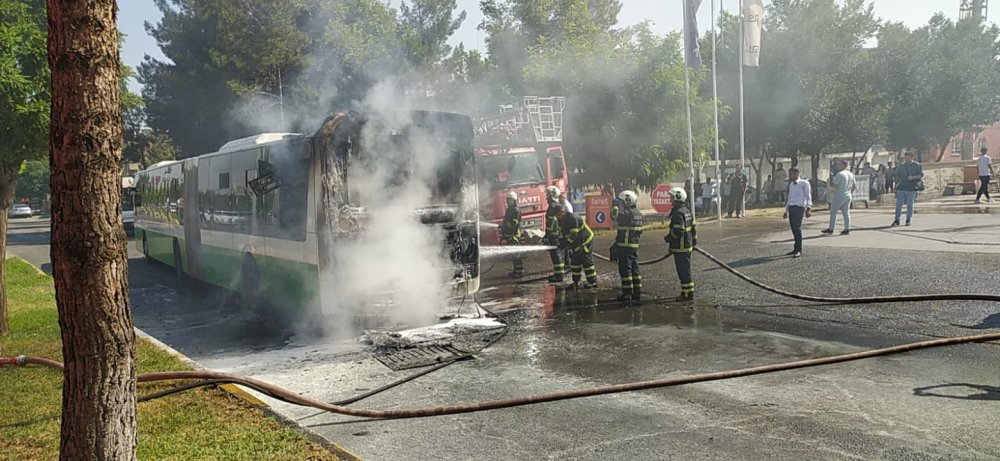 Belediye otobüsü seyir halindeyken alev alev yandı: Kullanılamaz hale geldi