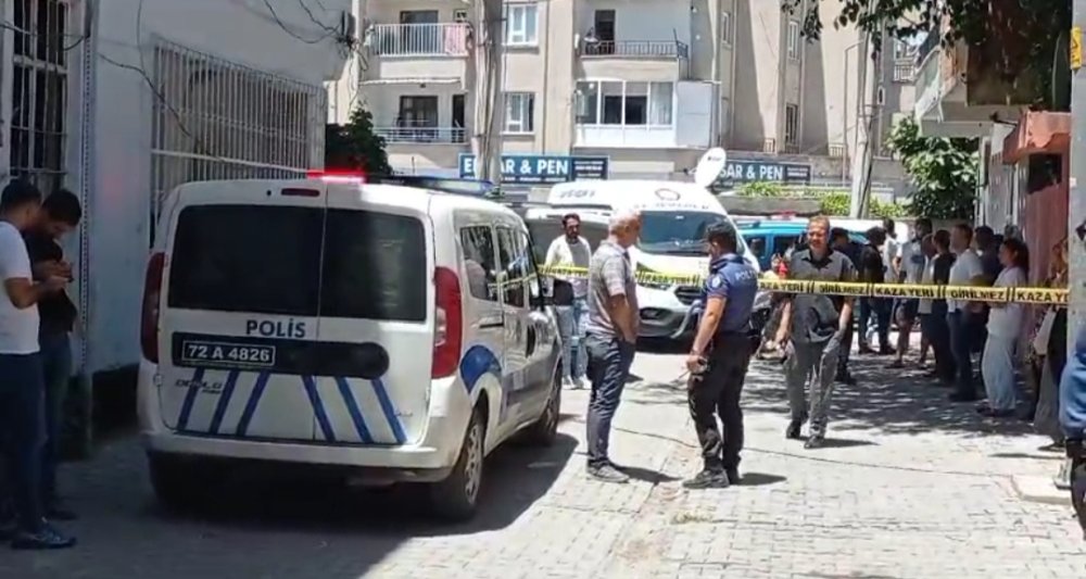 Sevgilisini 6 yerinden bıçakladı, linçten polis kurtardı