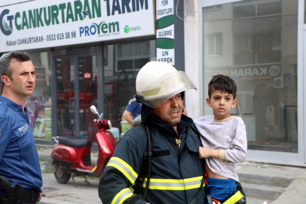 Elektrik panosu patladı: 15 kişi dumandan etkilendi