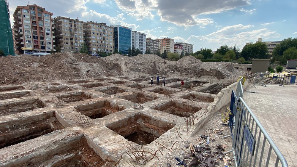 Galeria Sitesi’nde çalışma yapan bilirkişi heyetine toz engeli: TOMA'lar sulama yaptı