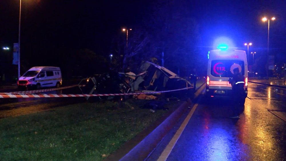 İstanbul'da ağaca çarpan otomobil ikiye bölündü: 1 ölü