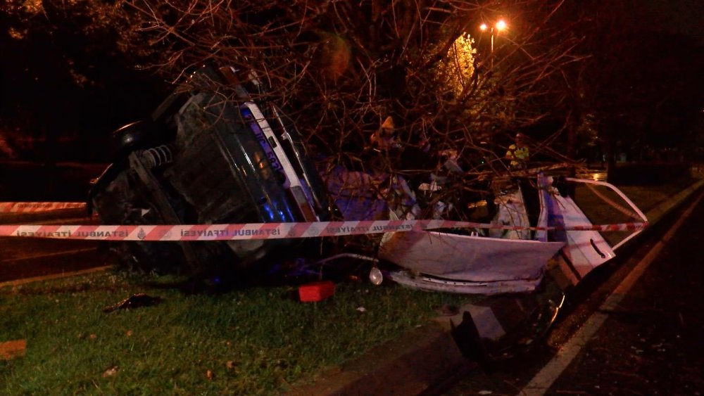 İstanbul'da ağaca çarpan otomobil ikiye bölündü: 1 ölü