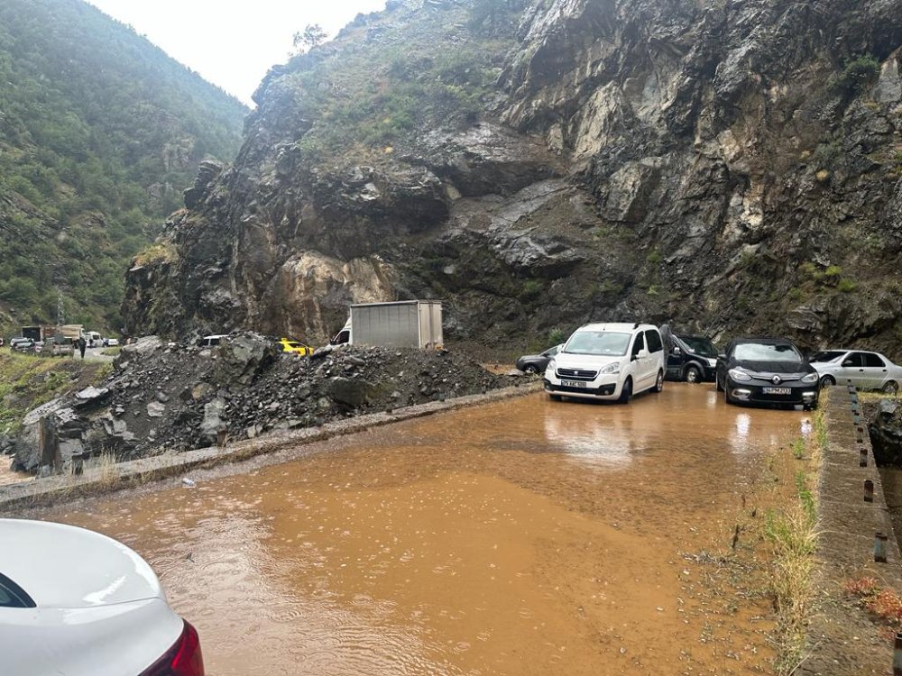 Karayolda heyelan: Ulaşım kapandı!