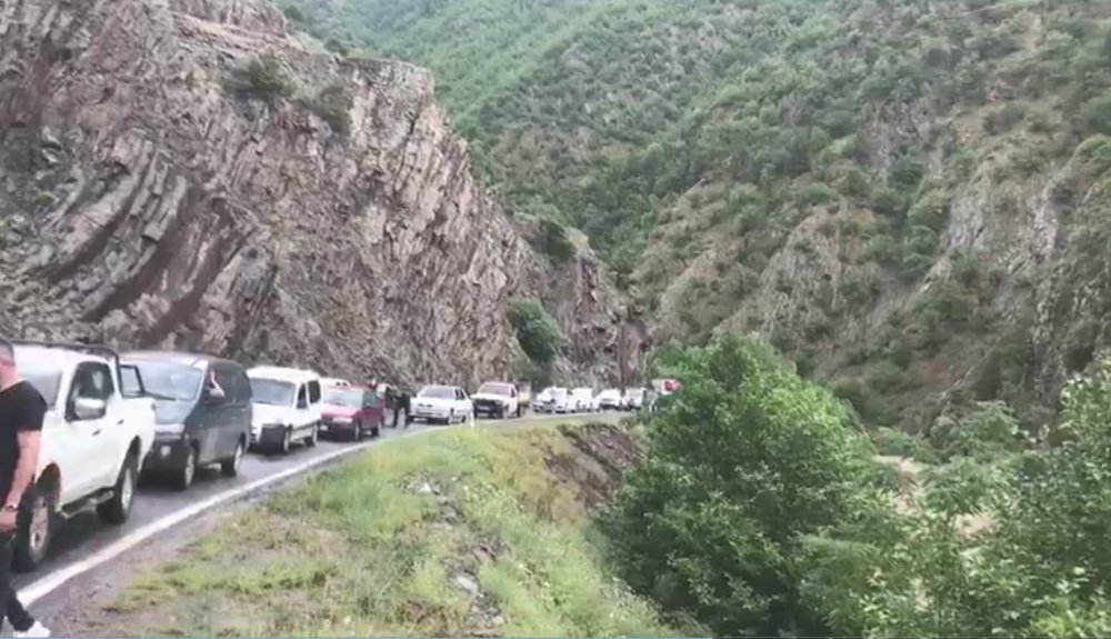 Karayolda heyelan: Ulaşım kapandı!