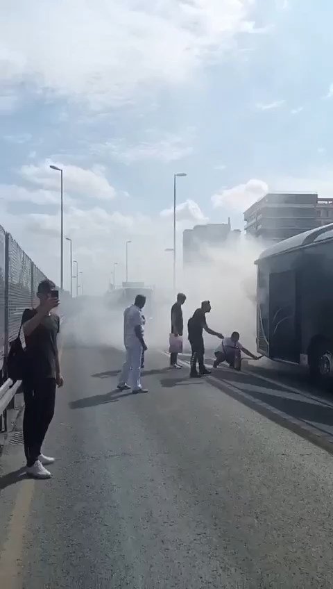 Metrobüste korku dolu anlar: Alevler bir anda yükseldi!