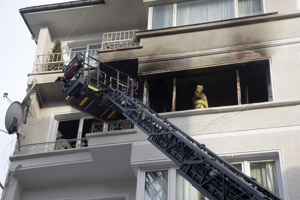 Şişli’de korku dolu anlar: Alevlerle uyandılar