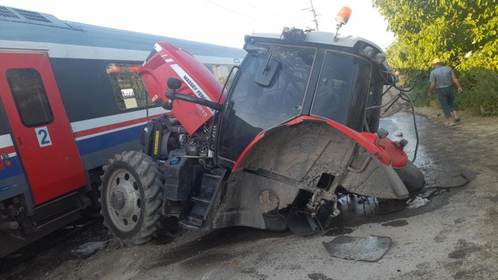 Yolcu treni traktöre çarptı: Yaralılar var