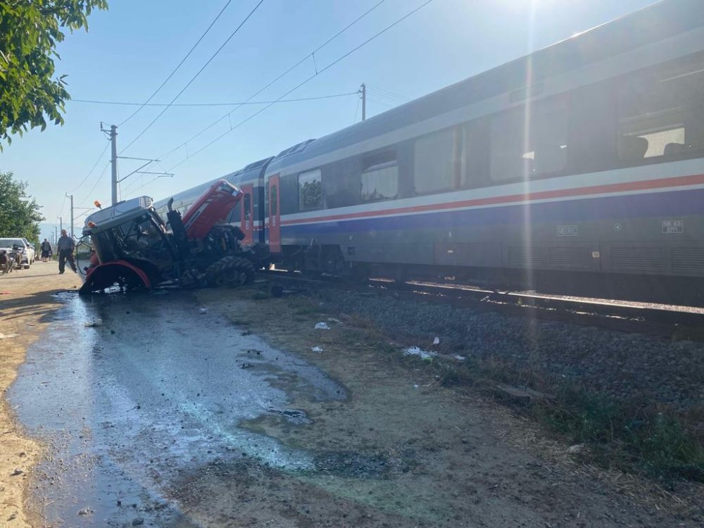 Yolcu treni traktöre çarptı: Yaralılar var