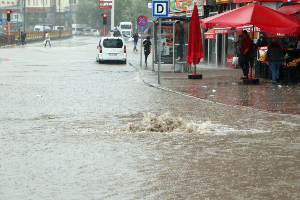 Etkili olan sağanak yağmurlarla yollar ve alt geçitleri su bastı