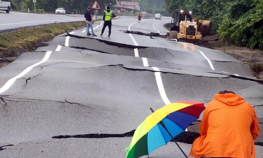 Sağanak yolu çökertti!