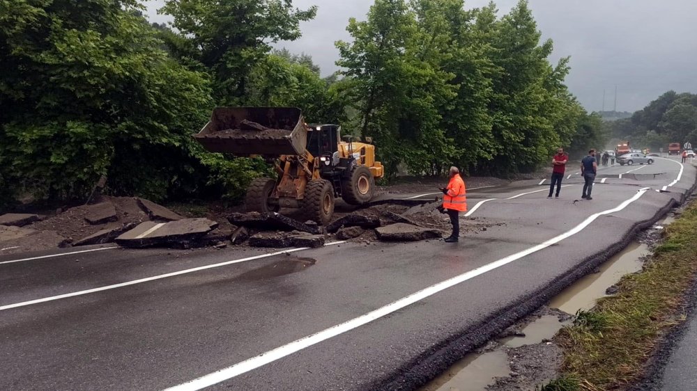 Sağanak yolu çökertti!