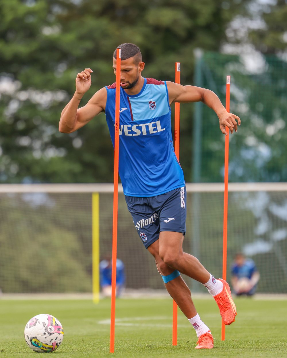 Trabzonspor'da şok sakatlık! Kaval kemiğinde ödem, dizinde kanama..