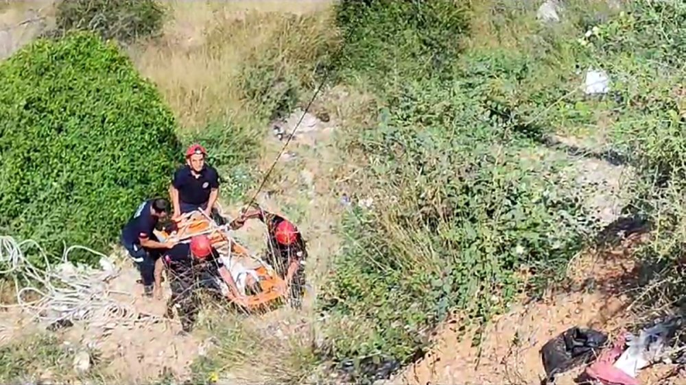 Uçurumda mahsur kalan paraşütçüyü itfaiye kurtardı