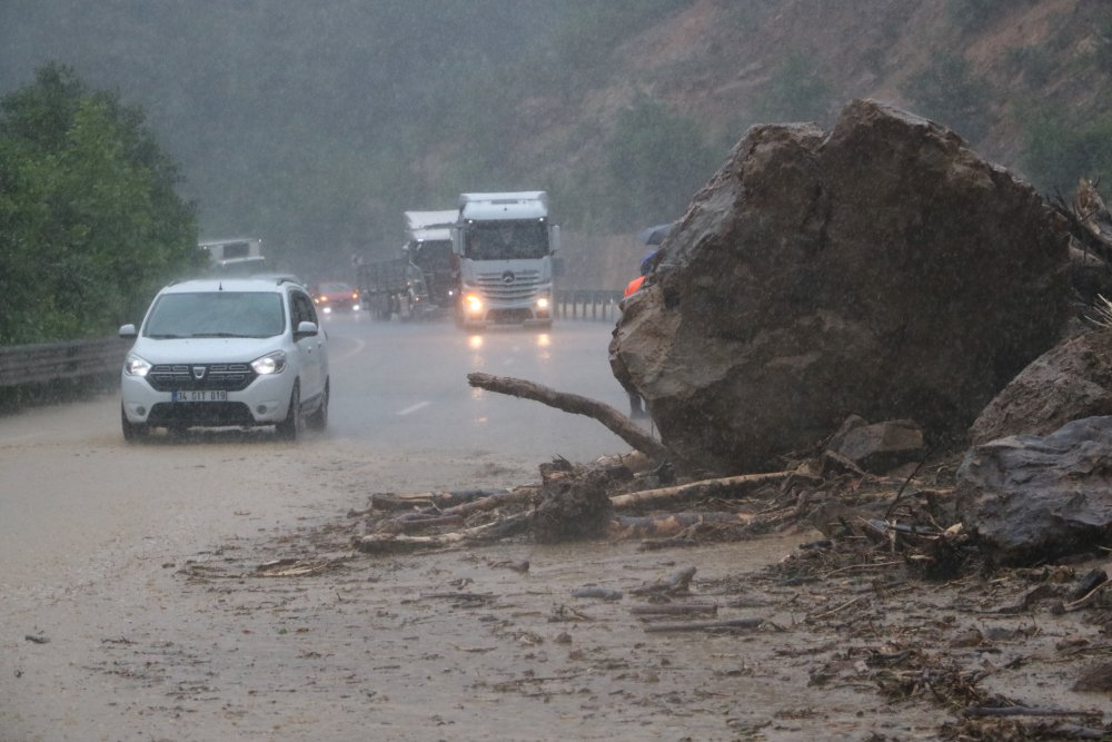 Zonguldak'ı sağanak vurdu; dereler taştı, heyelan oldu