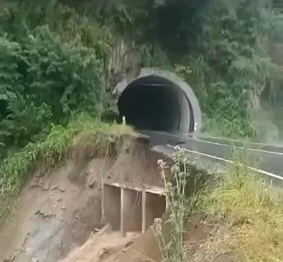 Karadeniz- Akdeniz yolunda heyelan: Yolun çökme anı böyle yansıdı