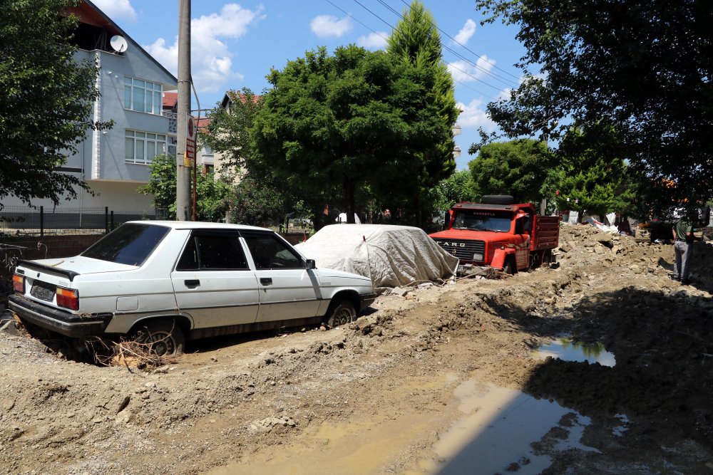 Etkili olan sel ile hasar tespiti ve temizlik çalışmaları başladı