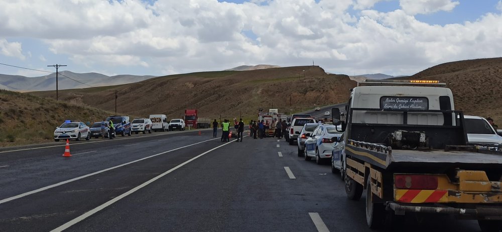 Feci kaz! Otomobil ile askeri araç çarpıştı: 1 ölü, 1'i ağır 13 asker yaralı