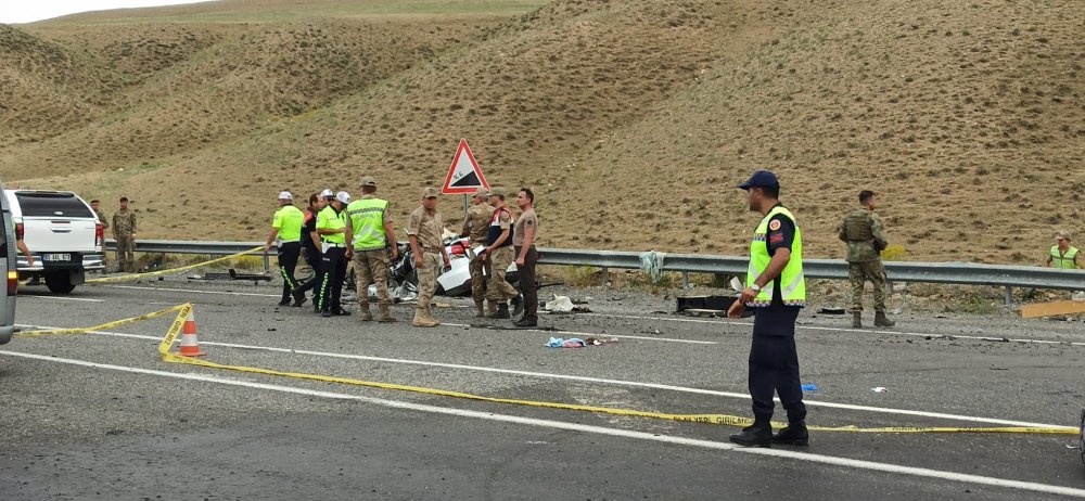 Feci kaz! Otomobil ile askeri araç çarpıştı: 1 ölü, 1'i ağır 13 asker yaralı