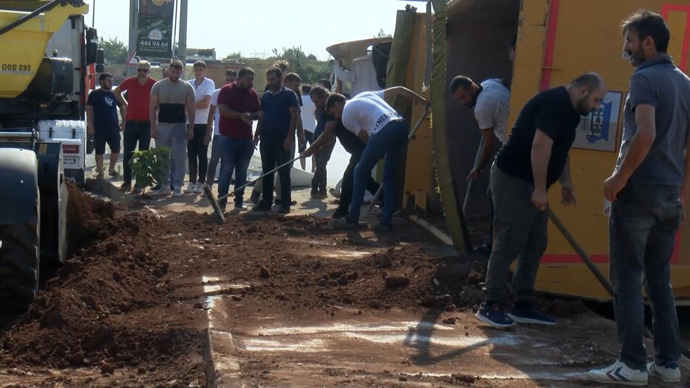 İstanbul'da hafriyat kamyonu devrildi