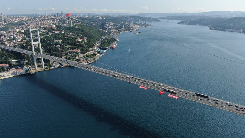 15 Temmuz darbesinin 7. yılı: Şehitler Köprüsü'ne Türk Bayrağı asıldı