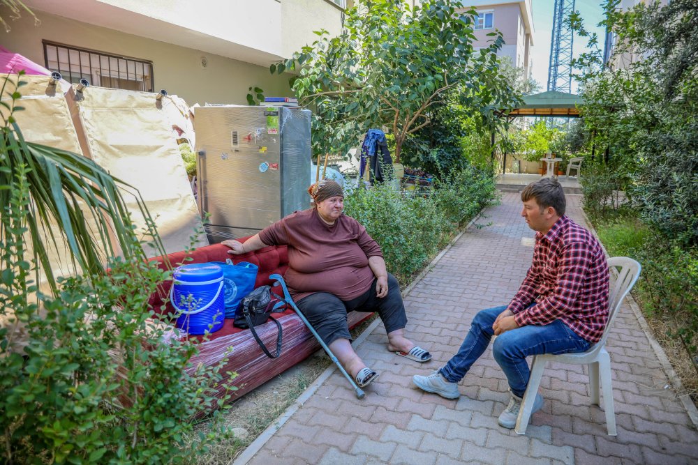 Dava devam etmesine rağmen evden çıkarıldı, sokakta kanepede kalıyor