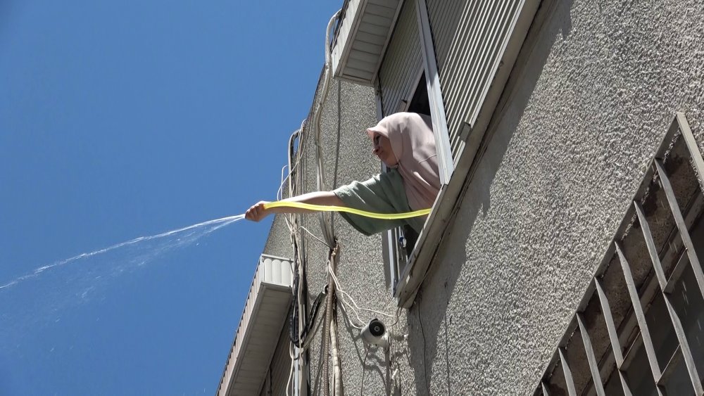 200 yıllık ev yandı, mahalleli seferber oldu