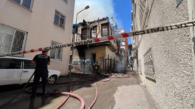 200 yıllık ev yandı, mahalleli seferber oldu