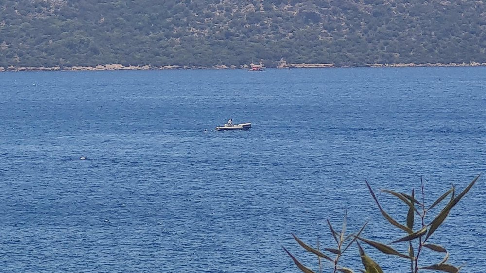 Yangın çıkarıp denize kaçan şüpheli, boğulma tehlikelisi geçirdi