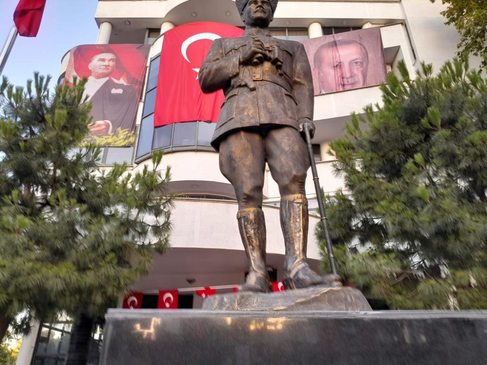 Atatürk heykeline balyozlu saldırı kamerada